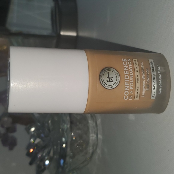 It Cosmetics Confidence In A Foundation Oil Free Matte Finish 240 - Picture 1 of 4